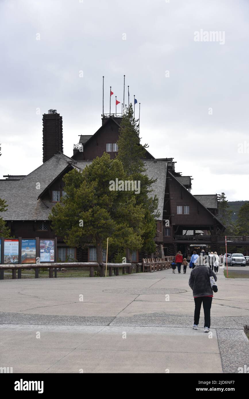 Yellowstone National Park, USA 5/21/2022. Das Äußere des alten Faithfull Inn. Im Winter 1903-4 mit geerntetem Holz und Naturstein aus der Region angehoben Stockfoto