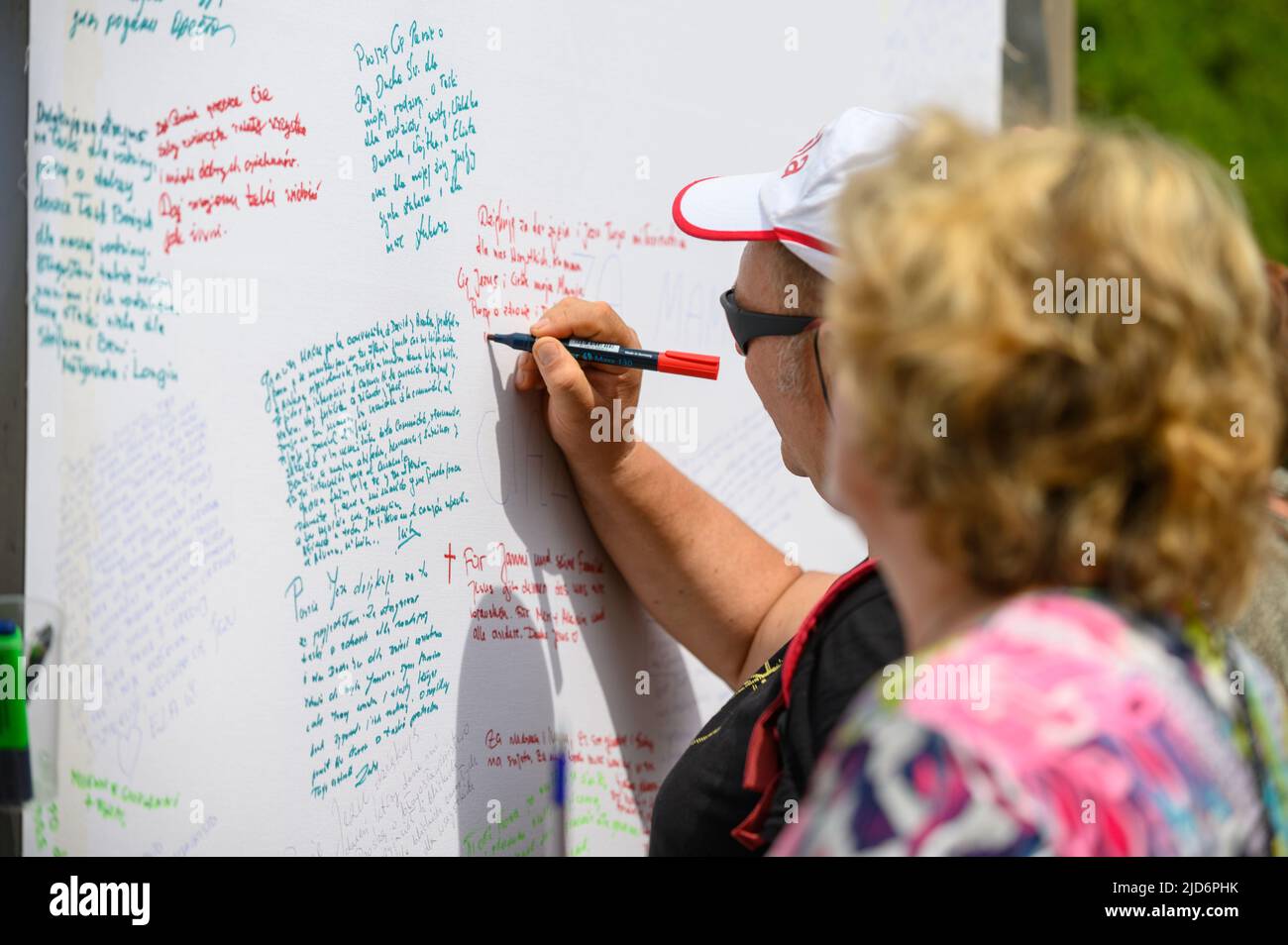 Während des Mladifest 2021 – dem Jugendfest – in Medjugorje schreiben Menschen ihre Gebete auf eine lange Bettrolle. Stockfoto