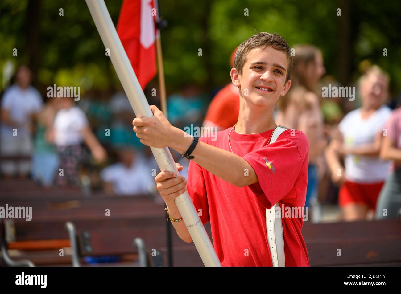 Ein Junge, der während des Mladifest 2021 – dem Jugendfest – in Medjugorje eine Fahne hält und schwenkt. Stockfoto