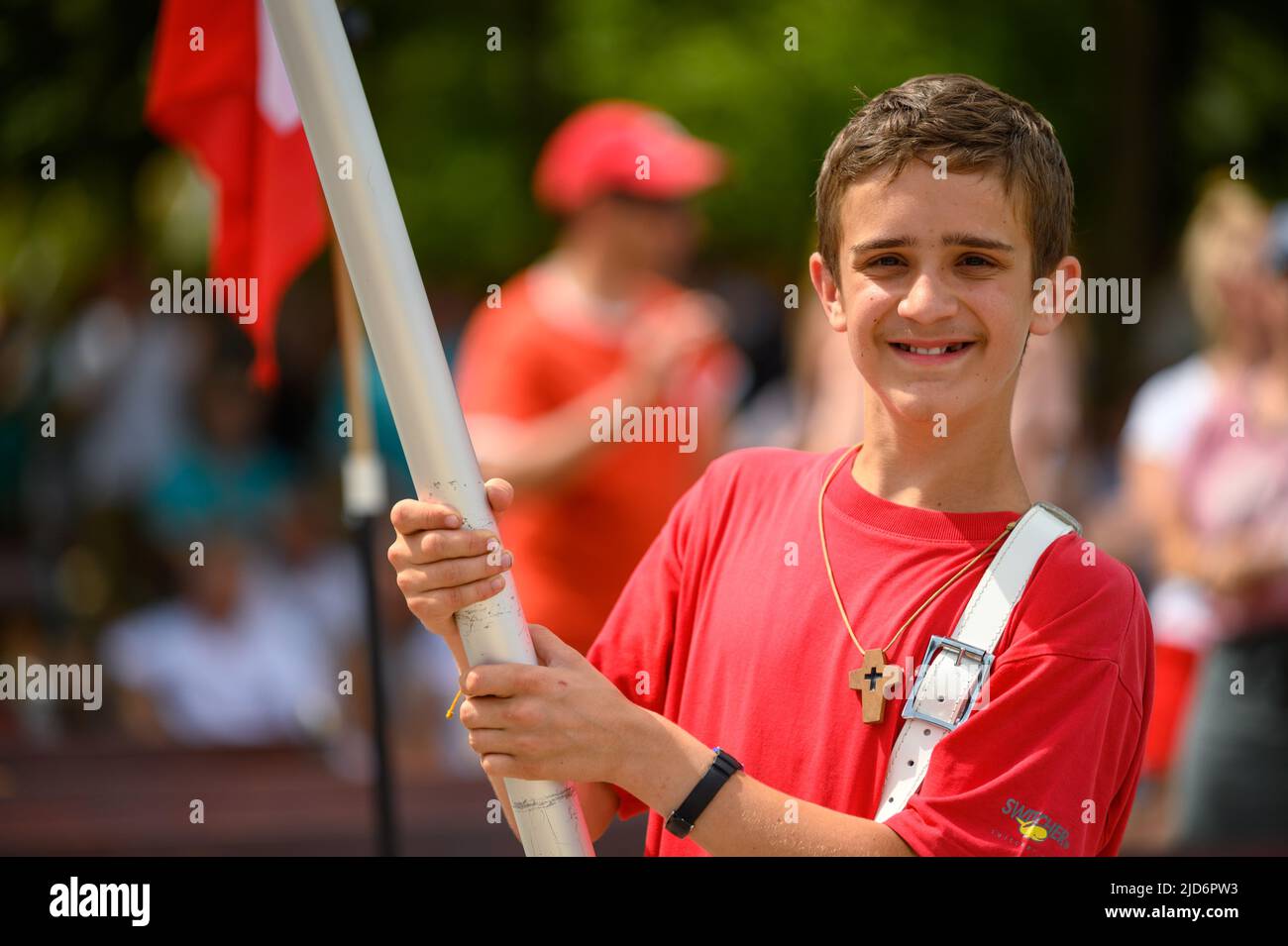 Ein Junge, der während des Mladifest 2021 – dem Jugendfest – in Medjugorje eine Fahne hält und schwenkt. Stockfoto