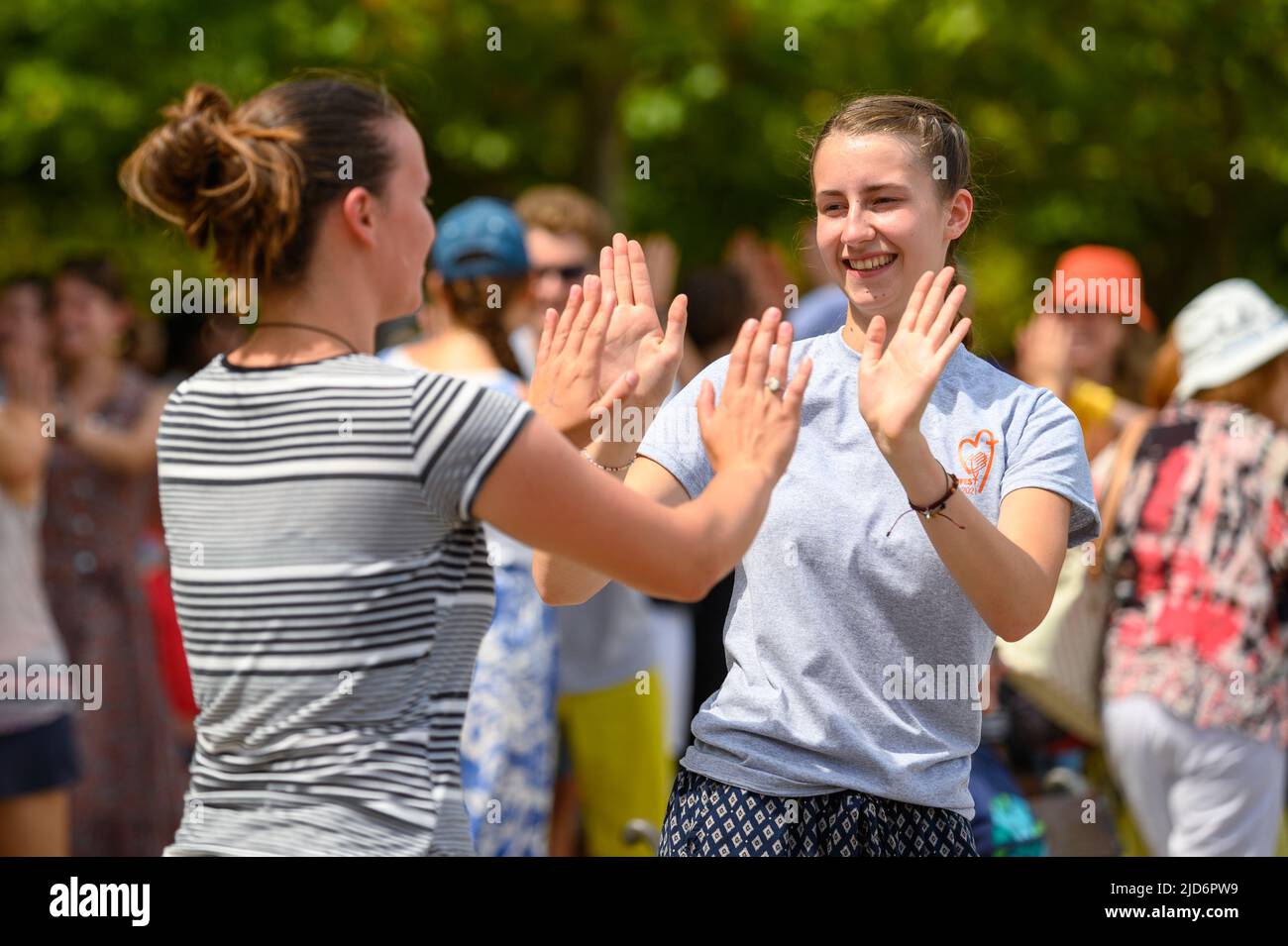 Jugendliche tanzen zu christlichen Liedern während des Mladifest 2021 – dem Jugendfestival – in Medjugorje. Stockfoto