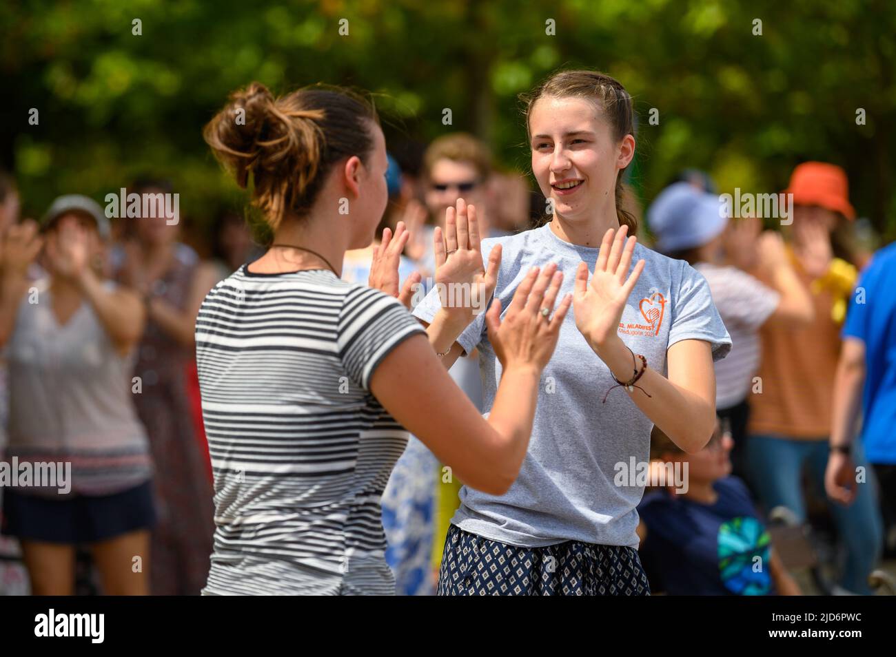 Jugendliche tanzen zu christlichen Liedern während des Mladifest 2021 – dem Jugendfestival – in Medjugorje. Stockfoto