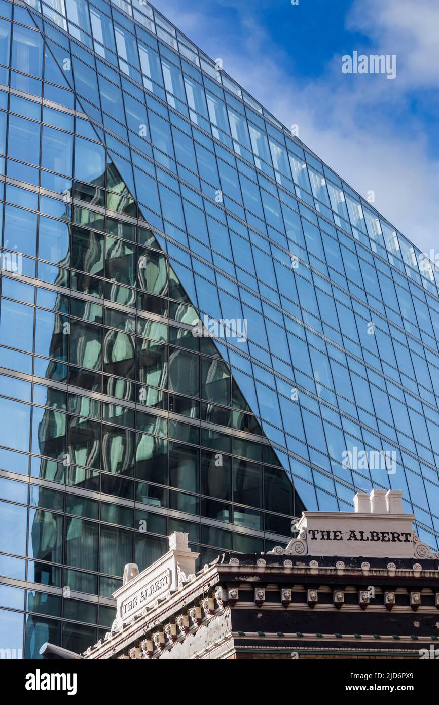 The Albert Pub und ein modernes Bürogebäude aus Glas, 62 Buckingham Gate in der Victoria Street, Westminster, London, England, Großbritannien Stockfoto