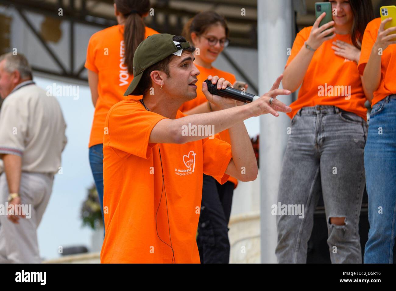 Guillermo Esteban, im Volksmund auch Grilex genannt, singt während des Mladifest 2021, dem Jugendfestival in Medjugorje. Stockfoto
