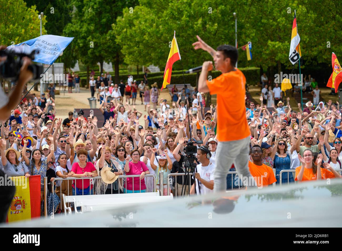 Guillermo Esteban, im Volksmund auch Grilex genannt, singt während des Mladifest 2021, dem Jugendfestival in Medjugorje. Stockfoto