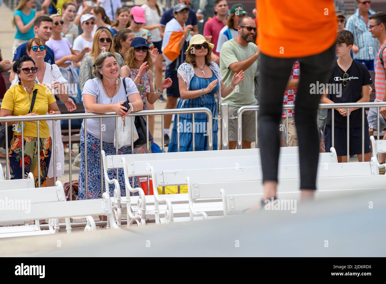 Freiwillige zeigen Hand- und Körperbewegungen für christliche Lieder beim Mladifest 2021, dem Jugendfestival in Medjugorje. Stockfoto
