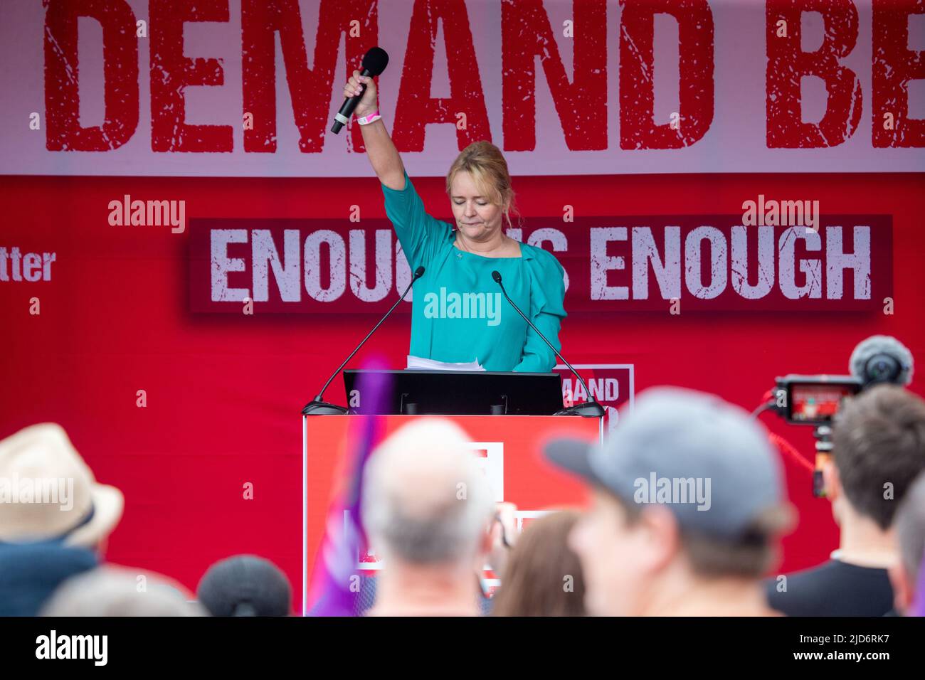 London, England, Großbritannien. 18.. Juni 2022. Die Generalsekretärin von Unite SHARON GRAHAM wird auf dem Parliament Square bei einem Protest gegen die Forderung nach einem besseren Deal gegen die steigenden Lebenshaltungskosten gesehen. (Bild: © Tayfun Salci/ZUMA Press Wire) Stockfoto