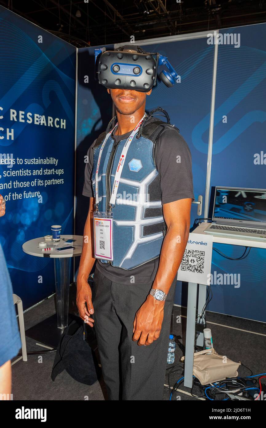 Paris, Frankreich, VIVA Technology Trade Show, Student versucht an Body Sensing Euipment „Atronika“ (CNRS) Wissenschaftliche Forschungsanstalt der französischen Regierung, Viva Tech, Virtual Reality Helm, Start-up-Nation Stockfoto