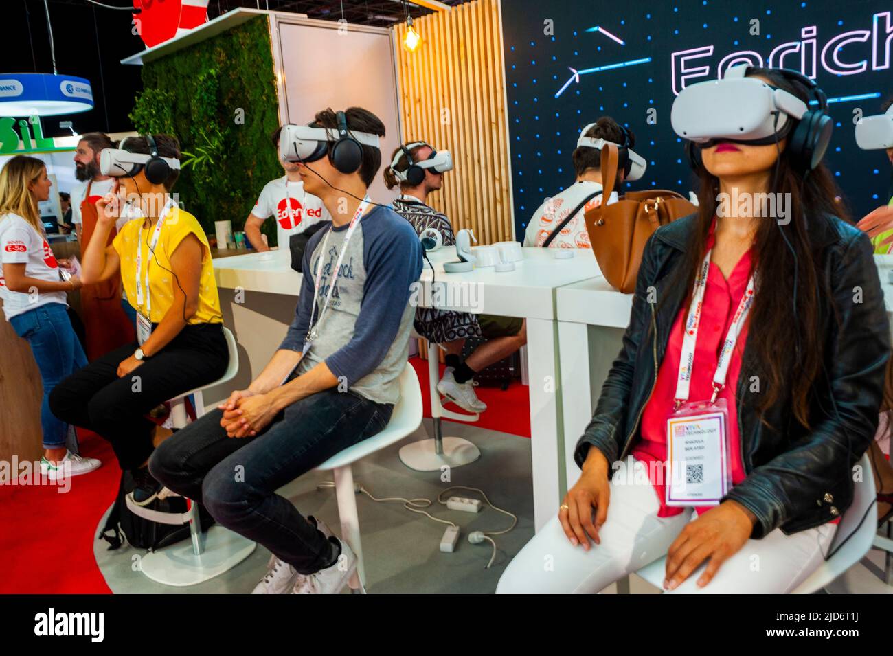 Paris, Frankreich, VIVA Technology Trade Show, Group People, Studenten, die Virtual Reality Brillen ausprobieren, digitale Plattform „Edenrec Connections for Food“ für Restaurants, Service und Zahlungen, Helme, Viva Tech, Shopping in der Zukunft, Menschen, die Geschäfte lernen Stockfoto