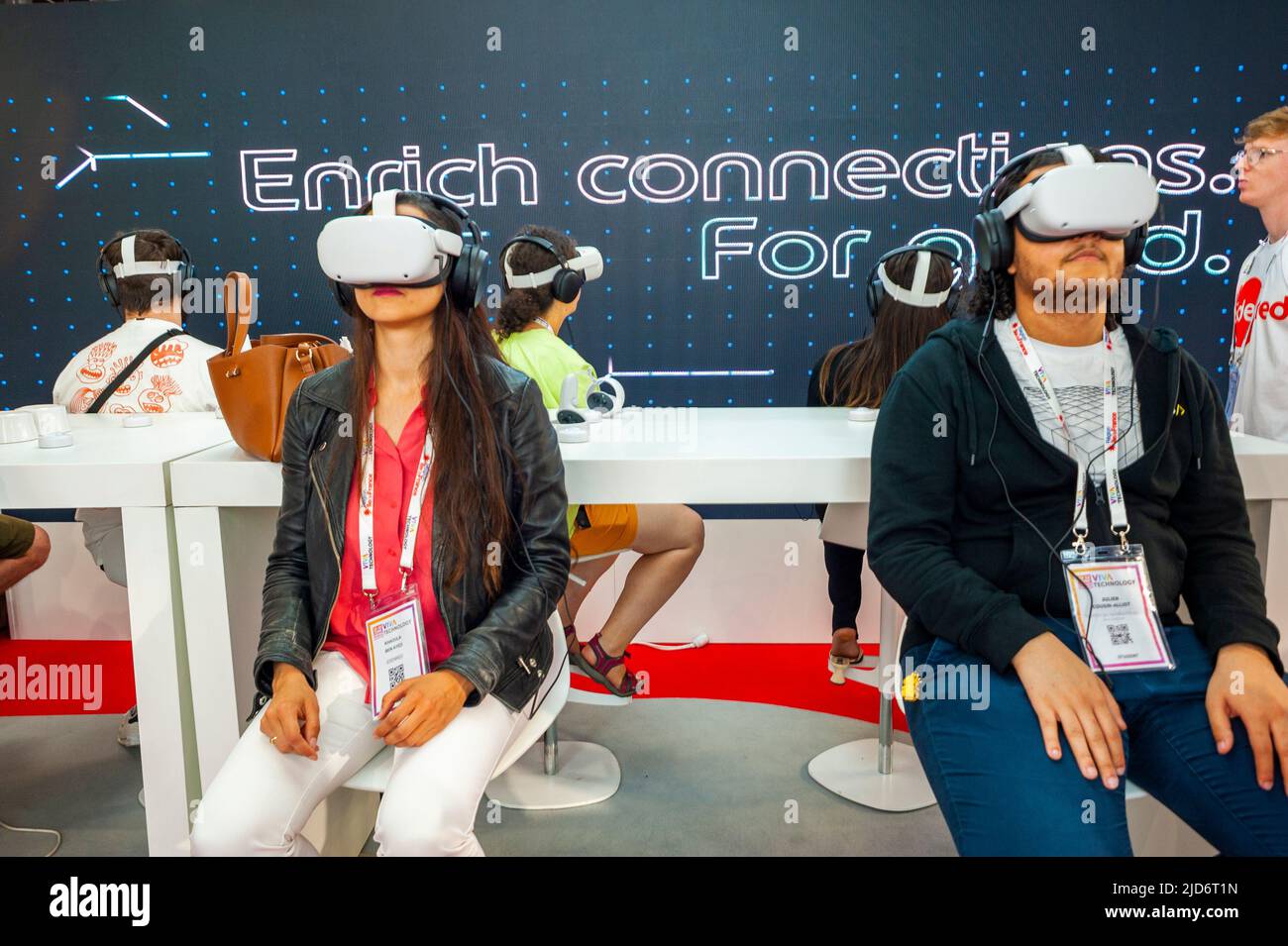 Paris, Frankreich, VIVA Technology Trade Show, Group People, Studenten, die Virtual Reality Brillen ausprobieren, „Edenrec Connections for Food“ digitale Plattform für Restaurants Service, Helme, Viva Tech, Shopping in der Zukunft Menschen lernen Business Stockfoto