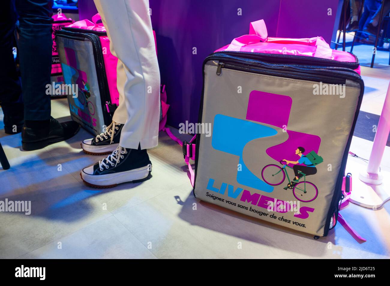 Paris, Frankreich, VIVA Technology Trade Show, Besucher der Ausstellung „Livmed's“, Lieferung von Medikamenten nach Hause, Lieferbeutel für Details, Detail, Viva Tech, france Innovation People, starten Sie Nation Stockfoto