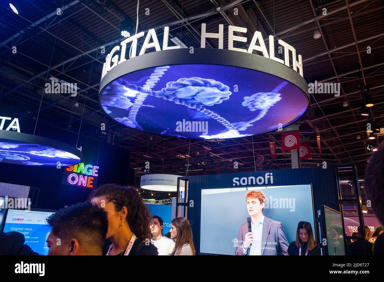 Paris, Frankreich, VIVA Technology Trade Show, Besucher der Start-ups von „Sanofi Pharmaceuticals Company“, Digital Health Exhibit „Digital Health“ Schild Viva Tech Stockfoto