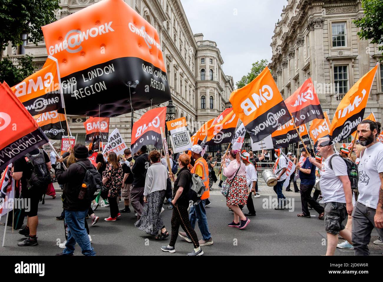 London, 18.. Juni 2022. Tausende von Gewerkschaftsmitgliedern marschieren auf den von der TUC organisierten „Wir fordern bessere Proteste“. Mitglieder der GMB-Gewerkschaft marschieren an der Downing Street vorbei. Stockfoto