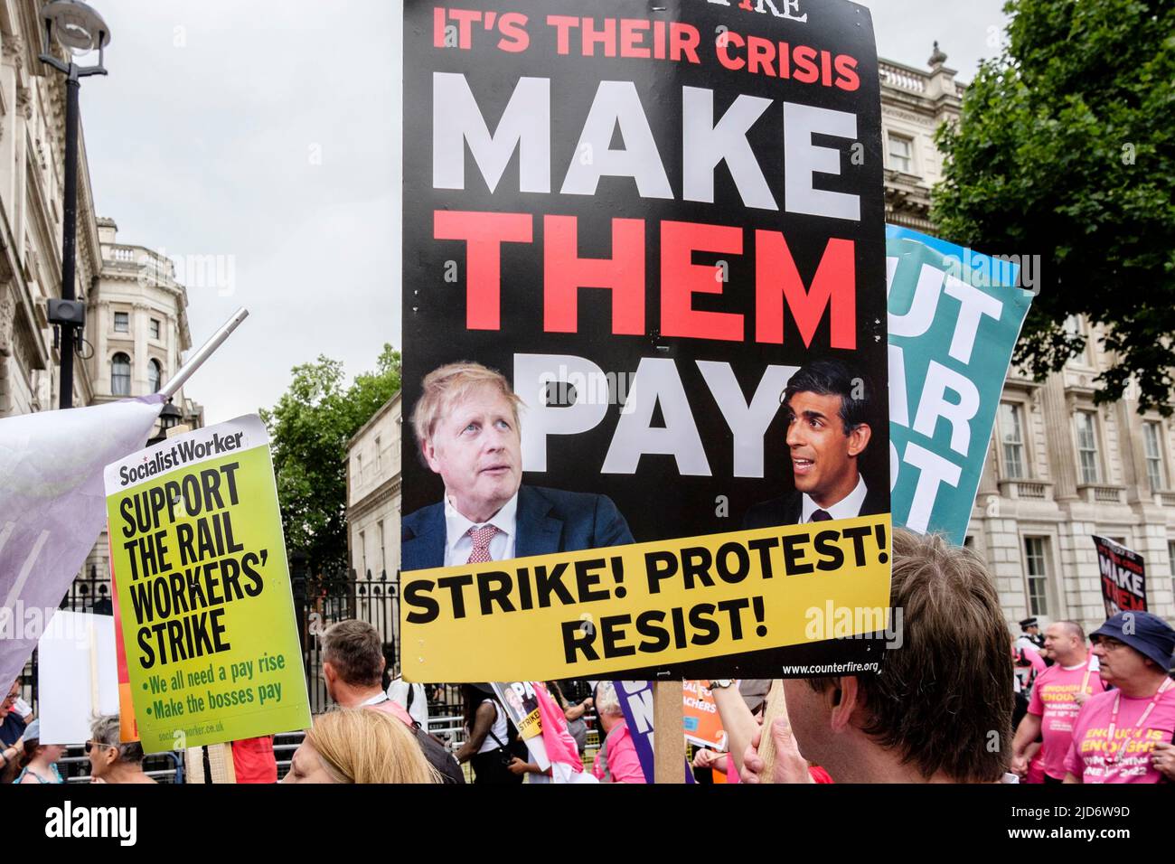 London, 18.. Juni 2022. Tausende von Gewerkschaftsmitgliedern marschieren auf den von der TUC organisierten „Wir fordern bessere Proteste“. Regierungsfeindliche Plakate, die während des gesamten Protestes ausgestellt wurden. Stockfoto