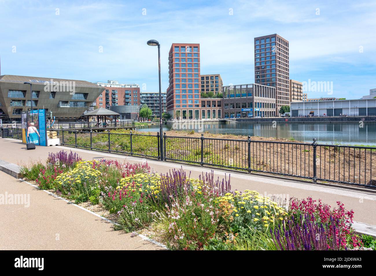 Canada Water Lake and Library, Surrey Quays Road, Rotherhithe, The London Borough of Southwark, Greater London, England, Vereinigtes Königreich Stockfoto