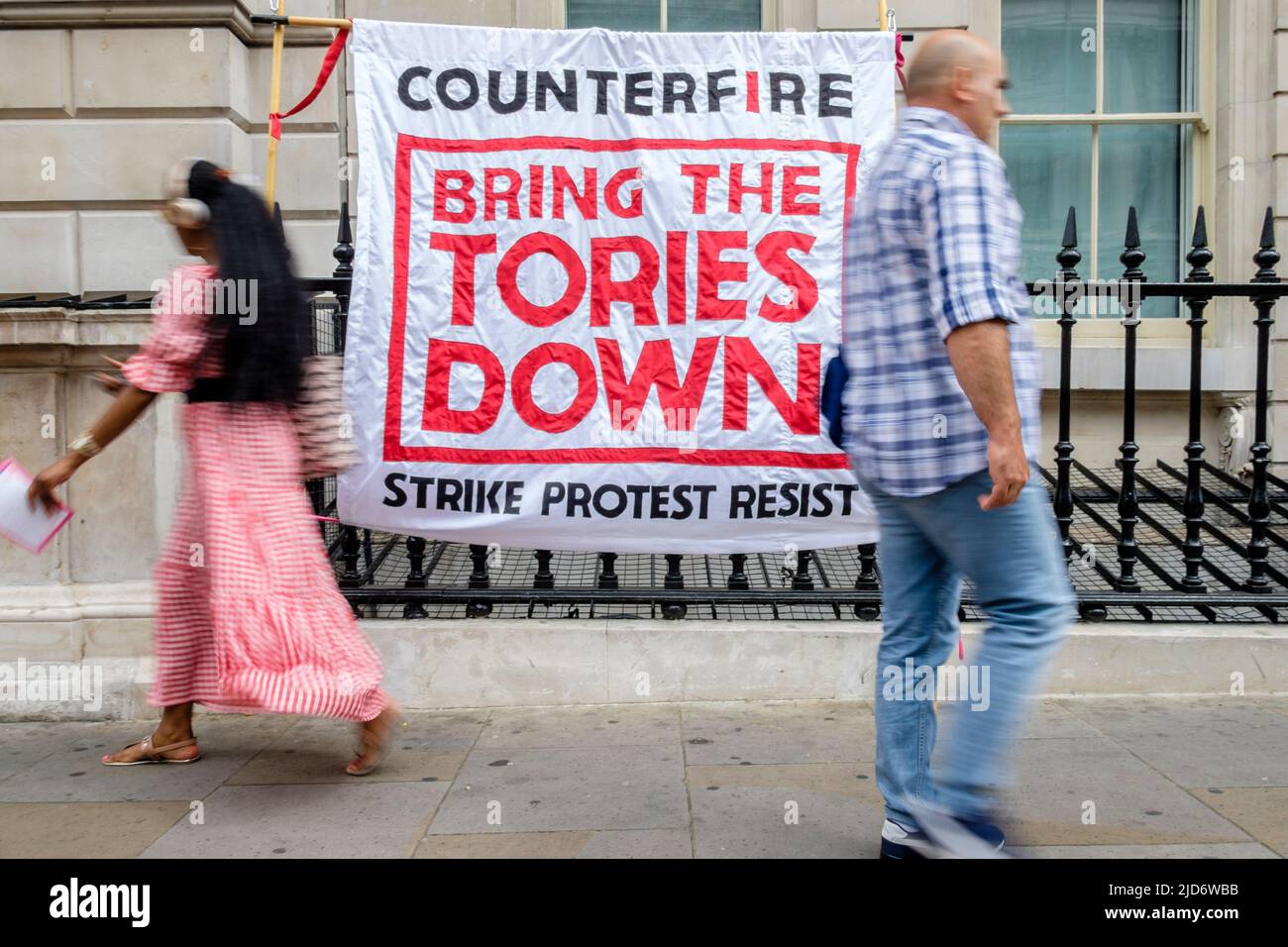 London, 18.. Juni 2022. Ein Banner, das an Geländer in Whitehall gebunden ist, fordert den Einzug der Tory-Regierung. Stockfoto