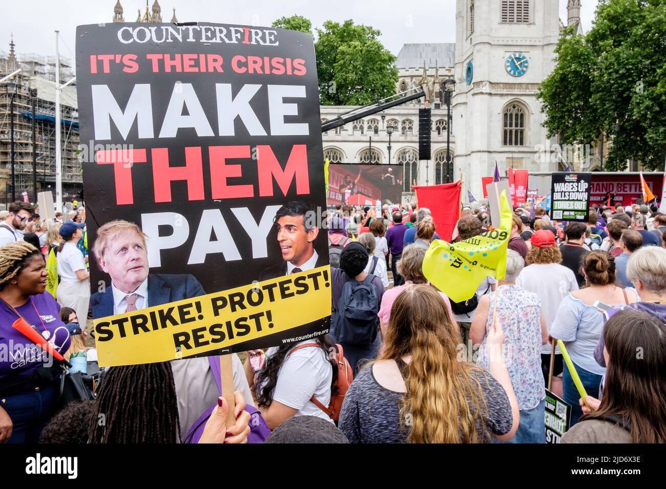 London, 18.. Juni 2022. Tausende von Gewerkschaftsmitgliedern marschieren auf den von der TUC organisierten "We Demand Better Protest" gegen die britische Regierung. Regierungsfeindliche Plakate, die während des gesamten Protestes ausgestellt wurden. Stockfoto