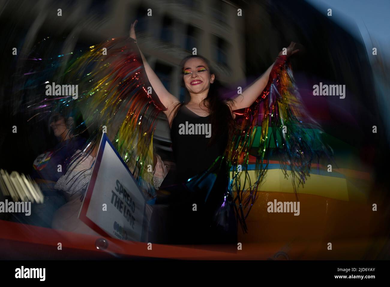 Athen, Griechenland. 18.. Juni 2022. Menschen marschieren mit Regenbogenfahnen und Plakaten, während der jährliche Parade der Athens Pride. Tausende demonstrierten während der Athens Pride 2022 Parade, um das Bewusstsein zu schärfen, die Sichtbarkeit von LGBTQ-Personen in der griechischen Gesellschaft zu erhöhen und ihre Rechte gegen sexuelle Diskriminierung zu verteidigen. Kredit: Nikolas Georgiou/Alamy Live Nachrichten Stockfoto