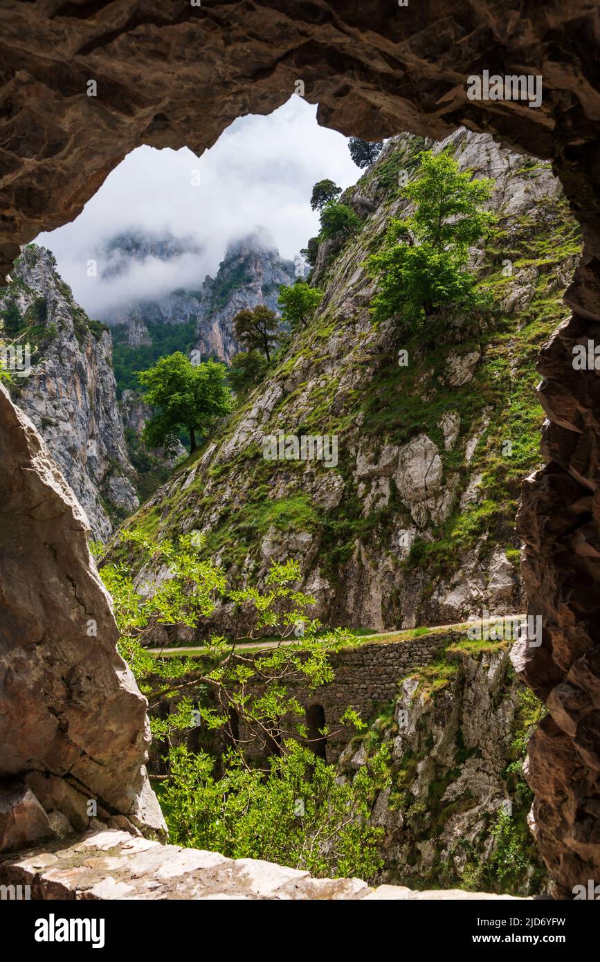 Senda del rio Cares, ein Weg, der durch eine Schlucht in den Picos de Europa, in der Catabrica-Bergkette verläuft. Stockfoto