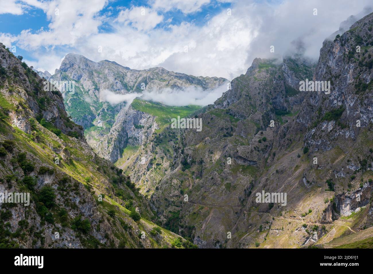 Senda del rio Cares, ein Weg, der durch eine Schlucht in den Picos de Europa, in der Catabrica-Bergkette verläuft. Stockfoto