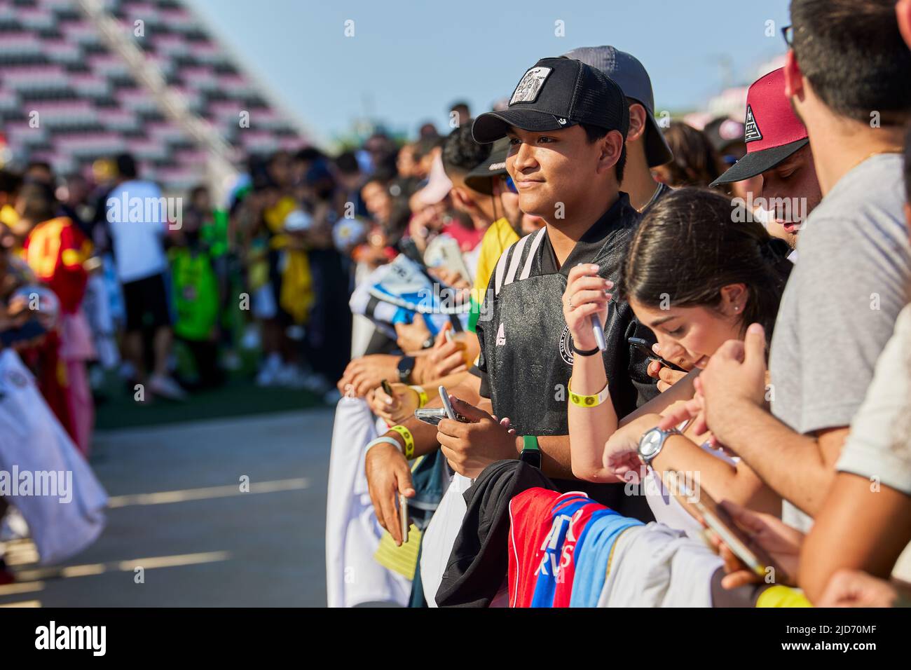 Fort Lauderdale, FL, USA. 18.. Juni 2022. Fans während des Fußballspiels The Beautiful Game von R10 und RC3 besaßen globale Fußball-Ikonen und das brasilianische Duo Ronaldinho und Roberto Carlos im DRV Pink Stadium in Florida, USA. Kredit: Yaroslav Sabitov/YES Market Media/Alamy Live Nachrichten. Stockfoto