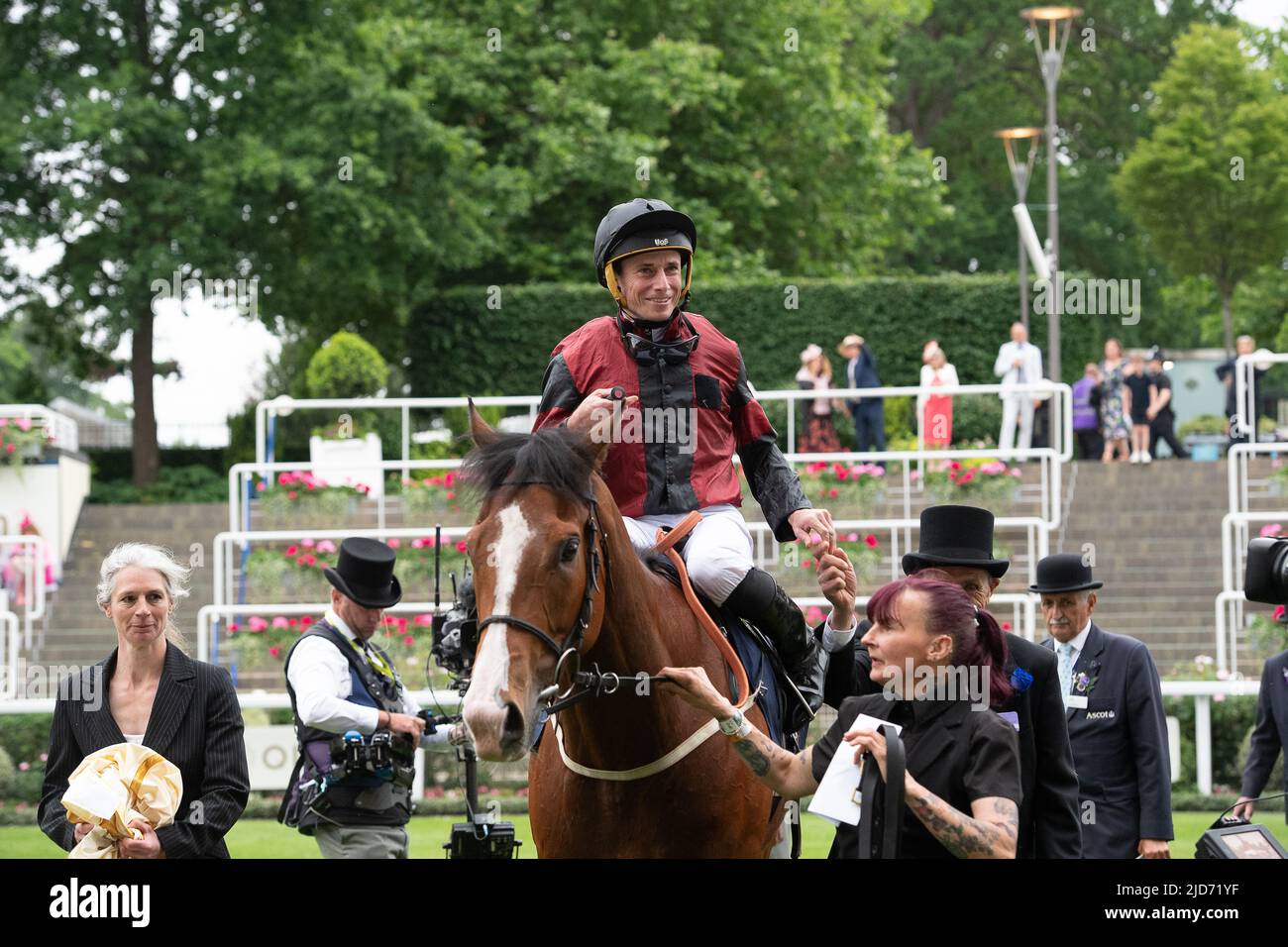 Ascot, Bergen, Großbritannien. 18.. Juni 2022. Das Pferd Rohann unter dem Jockey Ryan Moore gewinnt die Wokingham Stakes bei Royal Ascot. Trainer David Evans, Abergavenny. Quelle: Maureen McLean/Alamy Live News Stockfoto