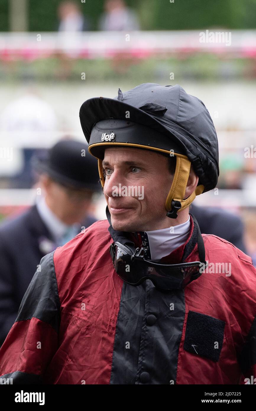 Ascot, Bergen, Großbritannien. 18.. Juni 2022. Das Pferd Rohann unter dem Jockey Ryan Moore gewinnt die Wokingham Stakes bei Royal Ascot. Trainer David Evans, Abergavenny. Quelle: Maureen McLean/Alamy Live News Stockfoto