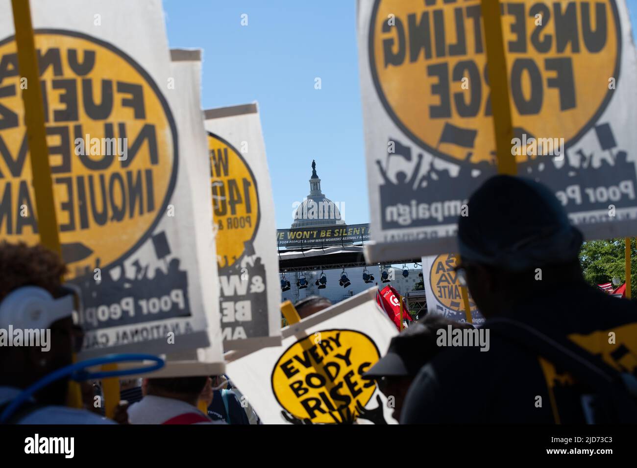 Protestschilder sind auf der Pennsylvania Avenue in Washington, DC, während der Versammlung der Armen und Niedriglohnarbeiter am 18. Juni 2022 zu sehen. Unter der Leitung von Rev. William J. Barber II versammelten sich Tausende in der Nähe des US-Kapitols, um „die Übel des systemischen Rassismus, der Armut, der Kriegsökonomie, der ökologischen Verwüstung und der verzerrten moralischen Erzählung des religiösen Nationalismus der Nation herauszufordern“. (Foto: Alejandro Alvarez/Sipa USA) Quelle: SIPA USA/Alamy Live News Stockfoto