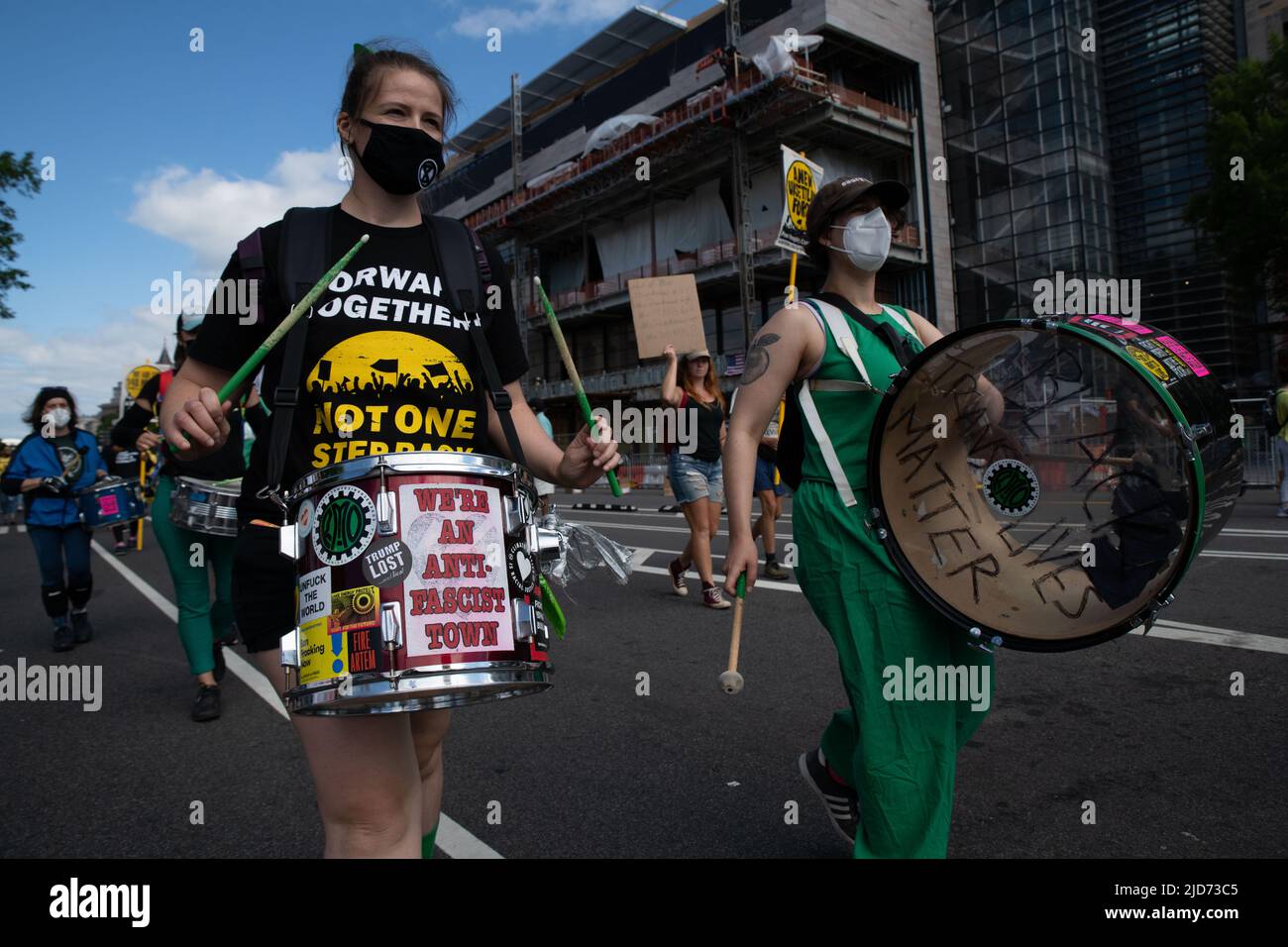 Trommler marschieren am 18. Juni 2022 auf der Pennsylvania Avenue in Washington, DC, während der Versammlung der Armen und Niedriglohnarbeiter durch. Unter der Leitung von Rev. William J. Barber II versammelten sich Tausende in der Nähe des US-Kapitols, um „die Übel des systemischen Rassismus, der Armut, der Kriegsökonomie, der ökologischen Verwüstung und der verzerrten moralischen Erzählung des religiösen Nationalismus der Nation herauszufordern“. (Foto: Alejandro Alvarez/Sipa USA) Quelle: SIPA USA/Alamy Live News Stockfoto