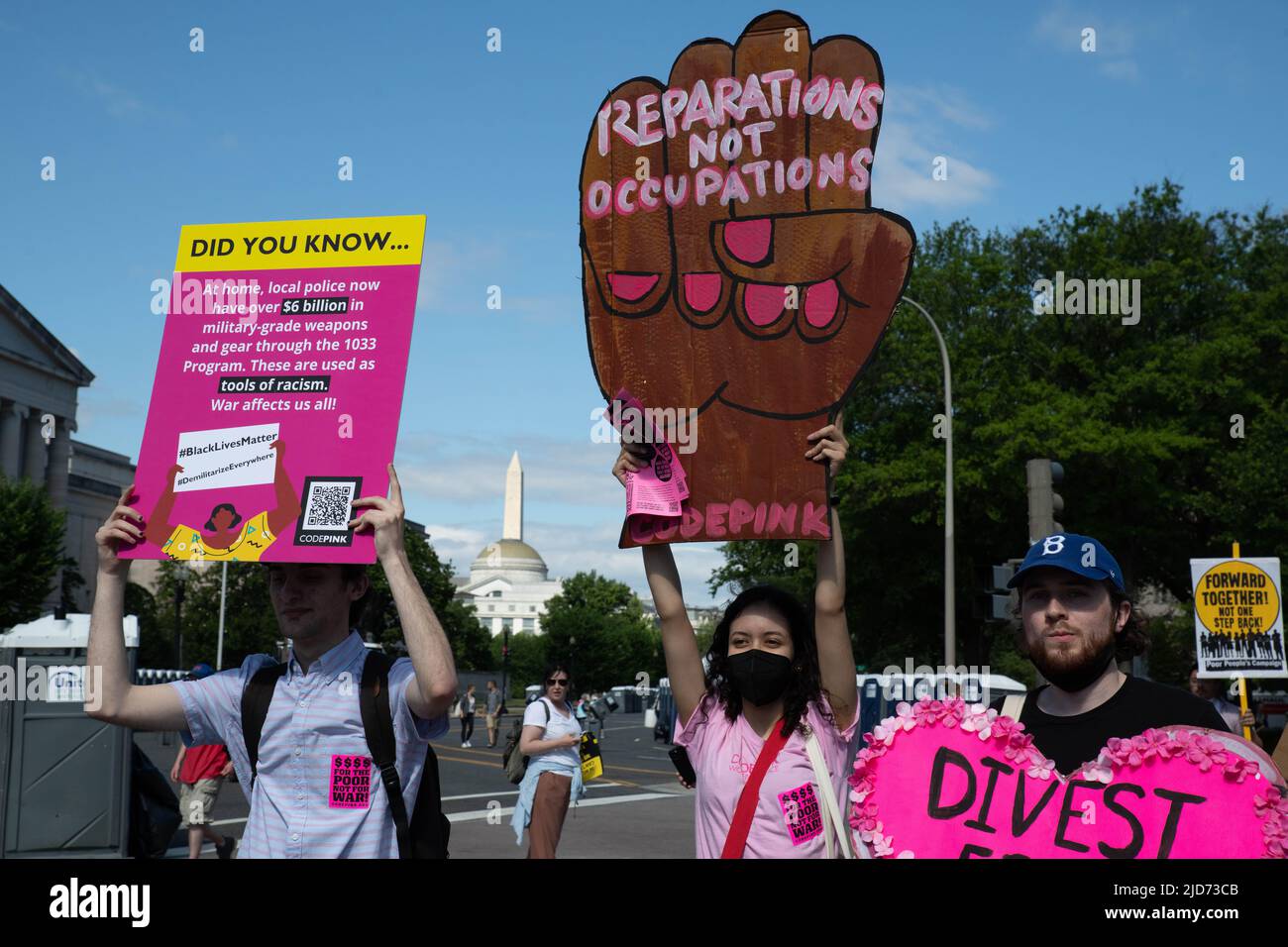 Am 18. Juni 2022 schließen sich Anti-Kriegs-Aktivisten der Versammlung der Armen und Niedriglohnarbeiter in Washington, DC, an. Unter der Leitung von Rev. William J. Barber II versammelten sich Tausende in der Nähe des US-Kapitols, um „die Übel des systemischen Rassismus, der Armut, der Kriegsökonomie, der ökologischen Verwüstung und der verzerrten moralischen Erzählung des religiösen Nationalismus der Nation herauszufordern“. (Foto: Alejandro Alvarez/Sipa USA) Quelle: SIPA USA/Alamy Live News Stockfoto