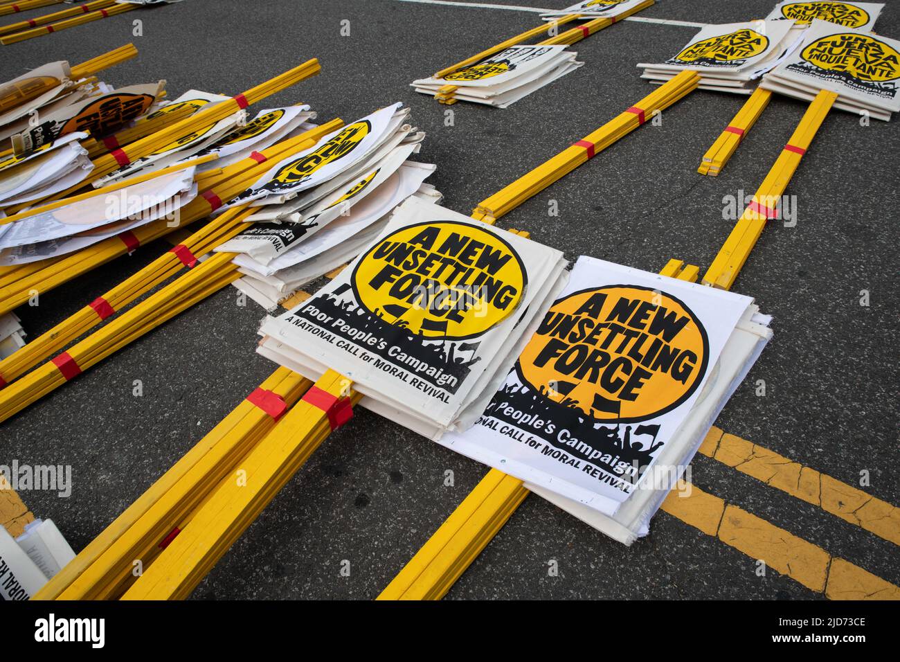 Schilder säumen die Pennsylvania Avenue von Washington, DC, vor der Versammlung der Armen und Niedriglohnarbeiter am 18. Juni 2022. Unter der Leitung von Rev. William J. Barber II versammelten sich Tausende in der Nähe des US-Kapitols, um „die Übel des systemischen Rassismus, der Armut, der Kriegsökonomie, der ökologischen Verwüstung und der verzerrten moralischen Erzählung des religiösen Nationalismus der Nation herauszufordern“. (Foto: Alejandro Alvarez/Sipa USA) Quelle: SIPA USA/Alamy Live News Stockfoto