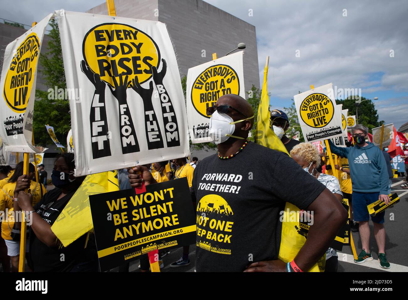 Am 18. Juni 2022 treffen sich die Demonstranten der Versammlung der Armen und Niedriglohnarbeiter auf der Pennsylvania Avenue in Washington, DC. Unter der Leitung von Rev. William J. Barber II versammelten sich Tausende in der Nähe des US-Kapitols, um „die Übel des systemischen Rassismus, der Armut, der Kriegsökonomie, der ökologischen Verwüstung und der verzerrten moralischen Erzählung des religiösen Nationalismus der Nation herauszufordern“. (Foto: Alejandro Alvarez/Sipa USA) Quelle: SIPA USA/Alamy Live News Stockfoto