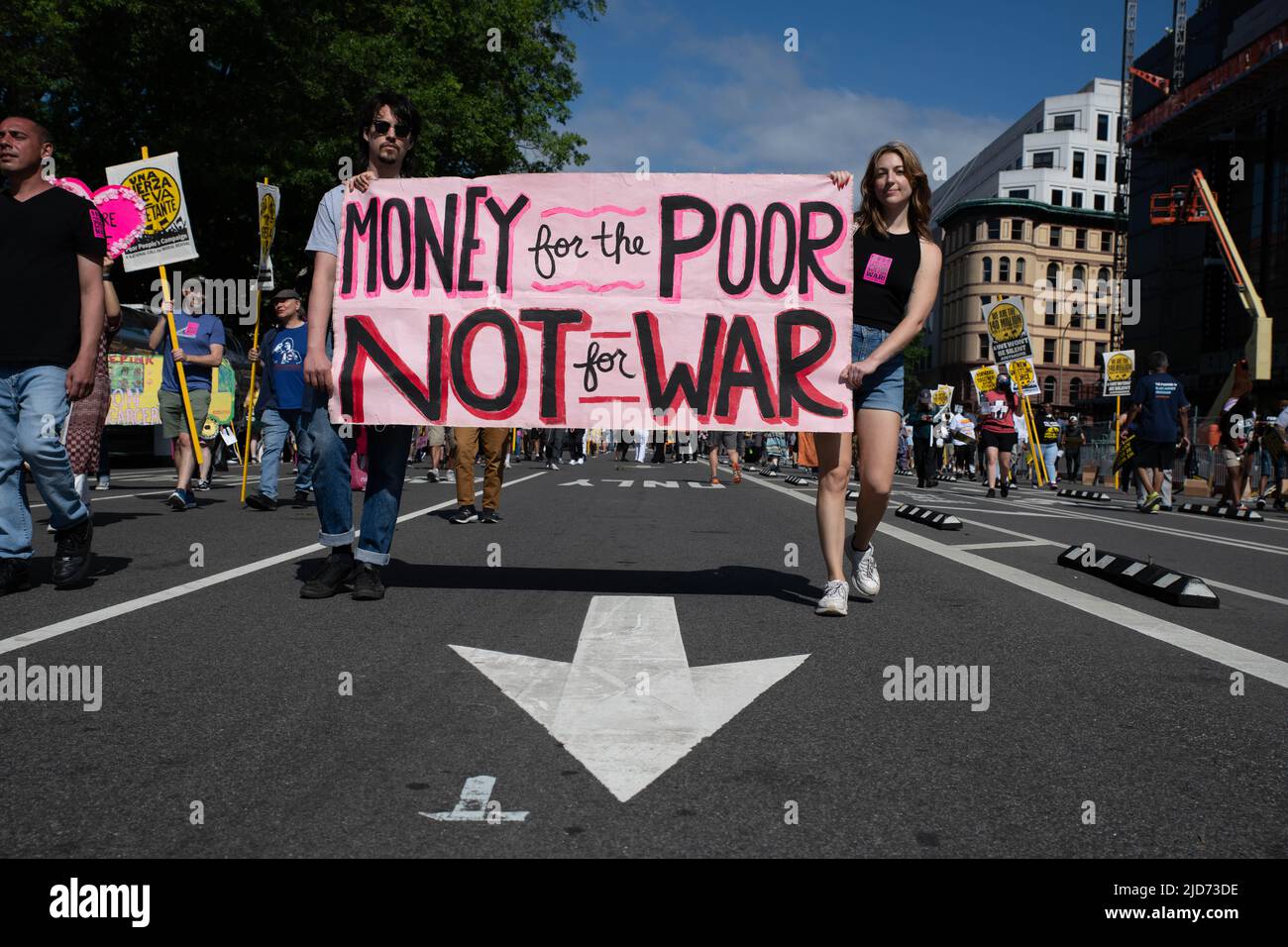 Am 18. Juni 2022 schließen sich Anti-Kriegs-Aktivisten der Versammlung der Armen und Niedriglohnarbeiter in Washington, DC, an. Unter der Leitung von Rev. William J. Barber II versammelten sich Tausende in der Nähe des US-Kapitols, um „die Übel des systemischen Rassismus, der Armut, der Kriegsökonomie, der ökologischen Verwüstung und der verzerrten moralischen Erzählung des religiösen Nationalismus der Nation herauszufordern“. (Foto: Alejandro Alvarez/Sipa USA) Quelle: SIPA USA/Alamy Live News Stockfoto