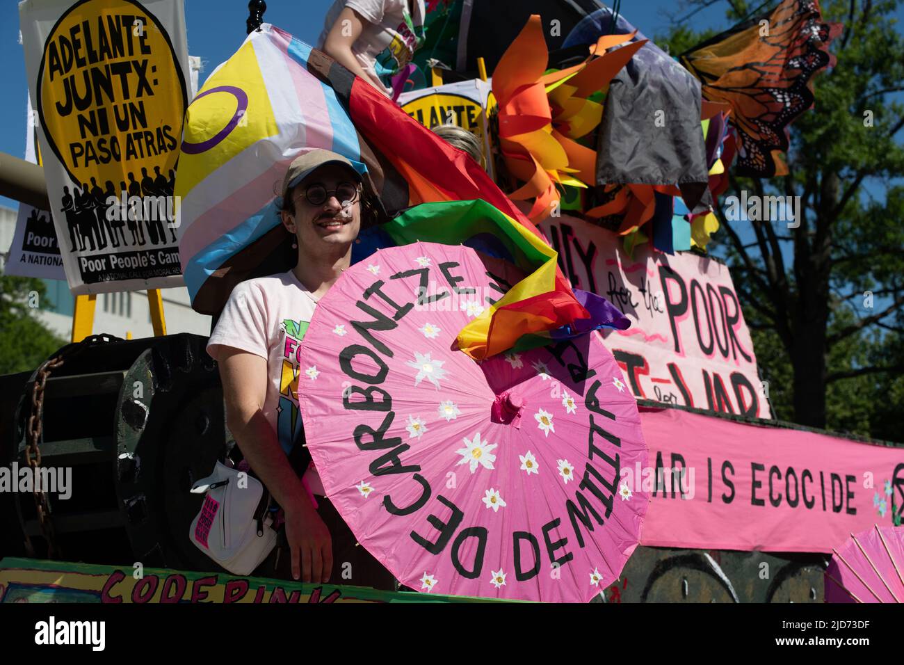 Am 18. Juni 2022 posiert ein Anti-Kriegs-Aktivist mit einem hölzernen „Friedenstank“ bei der Versammlung der Armen und Niedriglohnarbeiter in Washington, DC. Unter der Leitung von Rev. William J. Barber II versammelten sich Tausende in der Nähe des US-Kapitols, um „die Übel des systemischen Rassismus, der Armut, der Kriegsökonomie, der ökologischen Verwüstung und der verzerrten moralischen Erzählung des religiösen Nationalismus der Nation herauszufordern“. (Foto: Alejandro Alvarez/Sipa USA) Quelle: SIPA USA/Alamy Live News Stockfoto