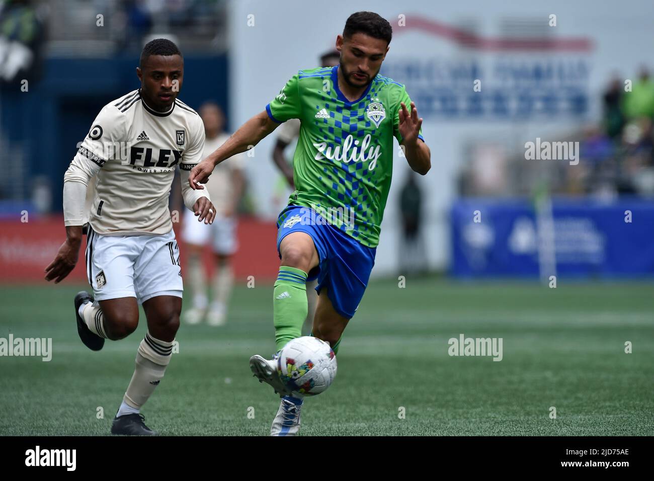 18. Juni 2022: Der Mittelfeldspieler Cristian Roldan aus Seattle Sounders legt beim MLS-Fußballspiel zwischen LAFC und Seattle Sounders FC im Lumen Field in Seattle, WA, den Ball auf. Das Spiel endete in einem Unentschieden von 1-1. Steve Faber/CSM Stockfoto