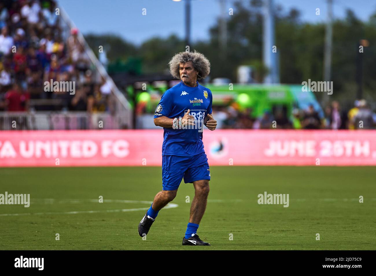 Fort Lauderdale, FL, USA. 18.. Juni 2022. 10C - Carlos ‘El Pibe’ Valderrama - ehemalige kolumbianische Nationalmannschaft, Miami Fusion-Spieler während des Fußballspiels The Beautiful Game von R10 und RC3 im Besitz von globalen Fußballsymbolen und dem brasilianischen Duo Ronaldinho und Roberto Carlos im DRV Pink Stadium in Florida, USA. Kredit: Yaroslav Sabitov/YES Market Media/Alamy Live Nachrichten. Stockfoto