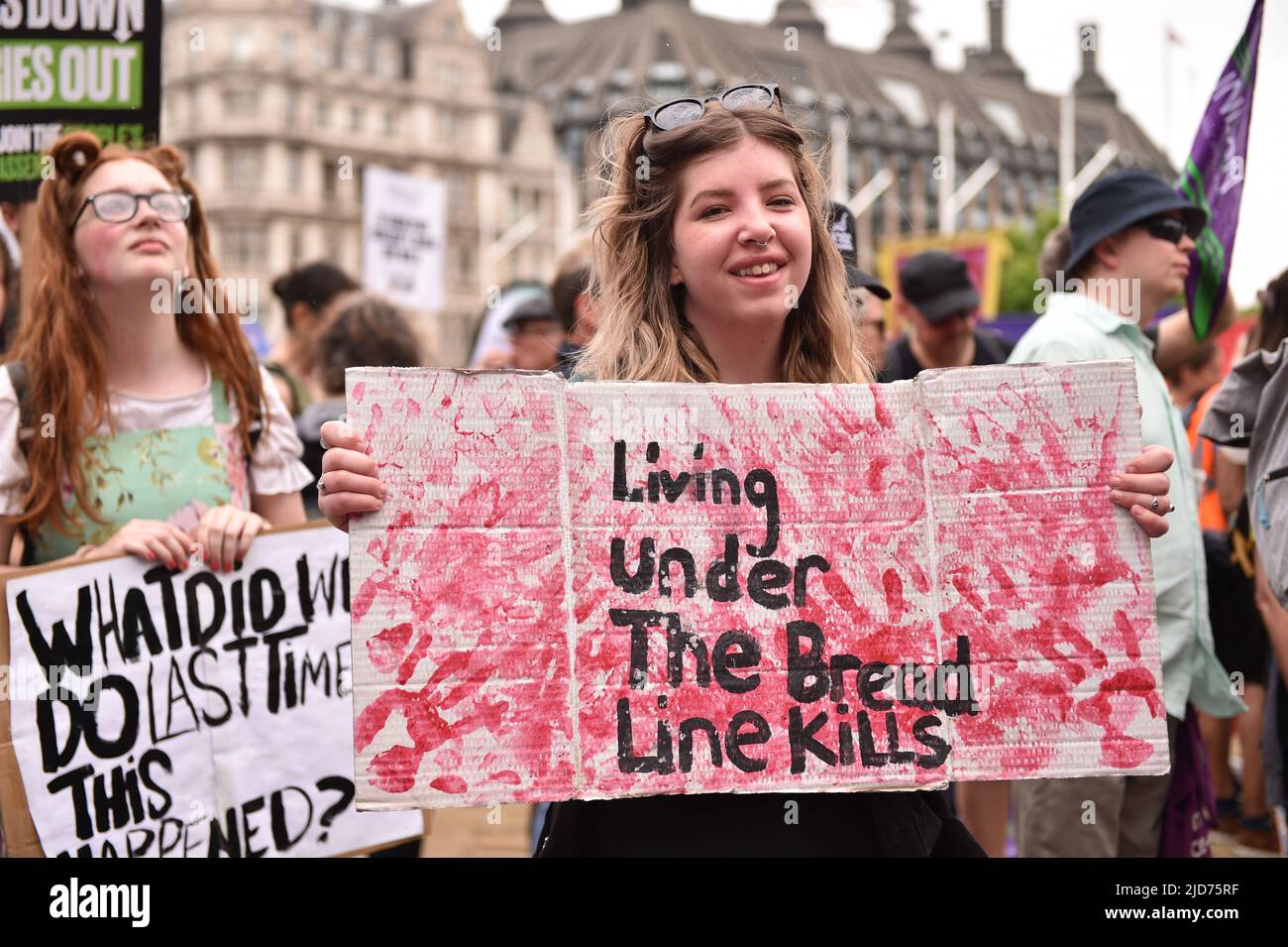 London, Großbritannien. 18.. Juni 2022. Die Demonstranten halten während der Kundgebung Plakate, auf denen ihre Meinung zum Ausdruck kommt. Tausende von Demonstranten marschierten während einer Kundgebung, die vom TUC (Trades Union Congress) organisiert wurde, durch das Zentrum Londons, um eine Aktion gegen die Kosten der Lebenskrise und höhere Löhne zu fordern. Kredit: SOPA Images Limited/Alamy Live Nachrichten Stockfoto