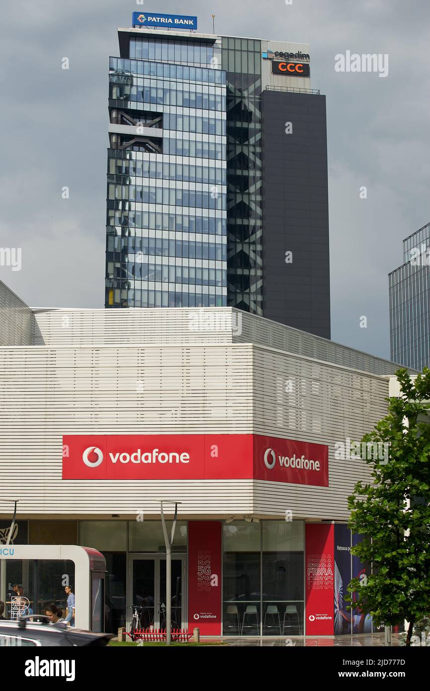 Bukarest, Rumänien - 17. Juni 2022: Ein Showroom des multinationalen britischen Telekommunikationsunternehmens Vodafone, im Viertel Pipera. Stockfoto