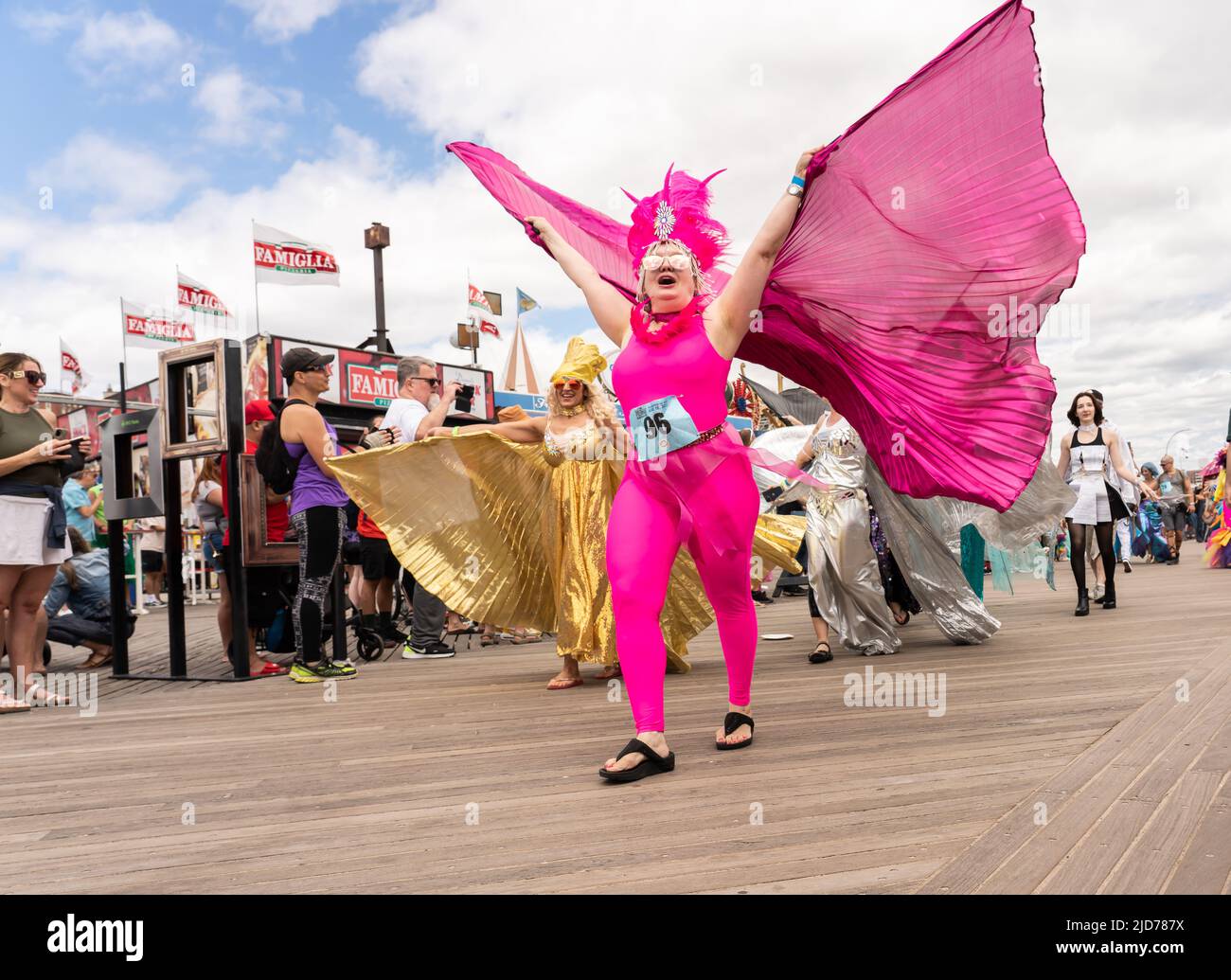 Coney Island, Brooklyn, New York - 18. Juni 2022: Die jährliche Coney Island Mermaid Parade 40. ist zurück auf Coney Island Stockfoto