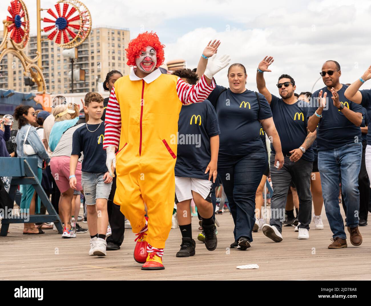 Coney Island, Brooklyn, New York - 18. Juni 2022: Die jährliche Coney Island Mermaid Parade 40. ist zurück auf Coney Island Stockfoto