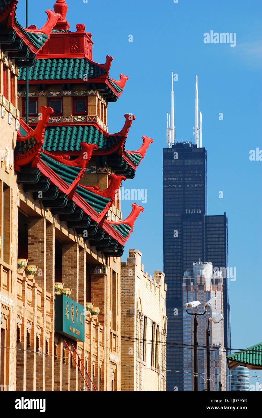Zwei Kulturen scheinen nebeneinander zu existieren, da ein buddhistischer Tempel in Chinatown dem Willis Tower in Chicago gegenübergestellt wird Stockfoto