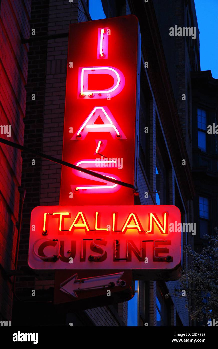 Das Neonschild für Idas italienische Küche leuchtet die Nacht im North End von Boston auf Stockfoto