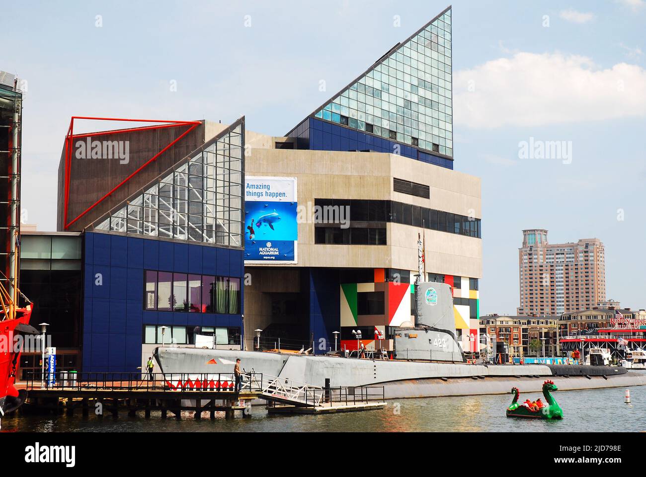 Die starren geometrischen Linien des National Aquarium in Baltimore heben sich im Binnenhafen ab Stockfoto