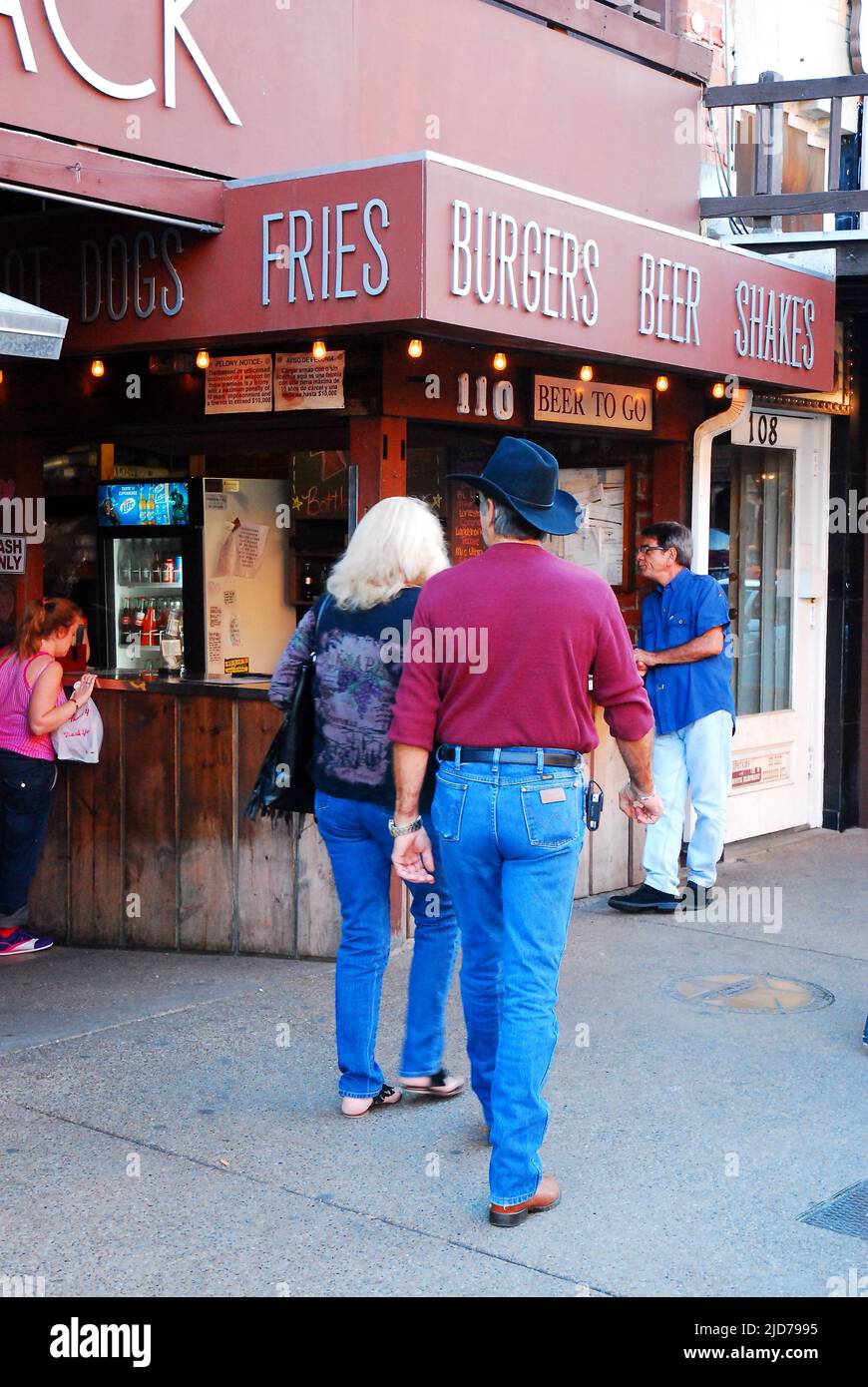 Ein Paar nähert sich dem Love Shack, einem beliebten Restaurant und Bar in den Ft Worth Stock Yards, Texas Stockfoto