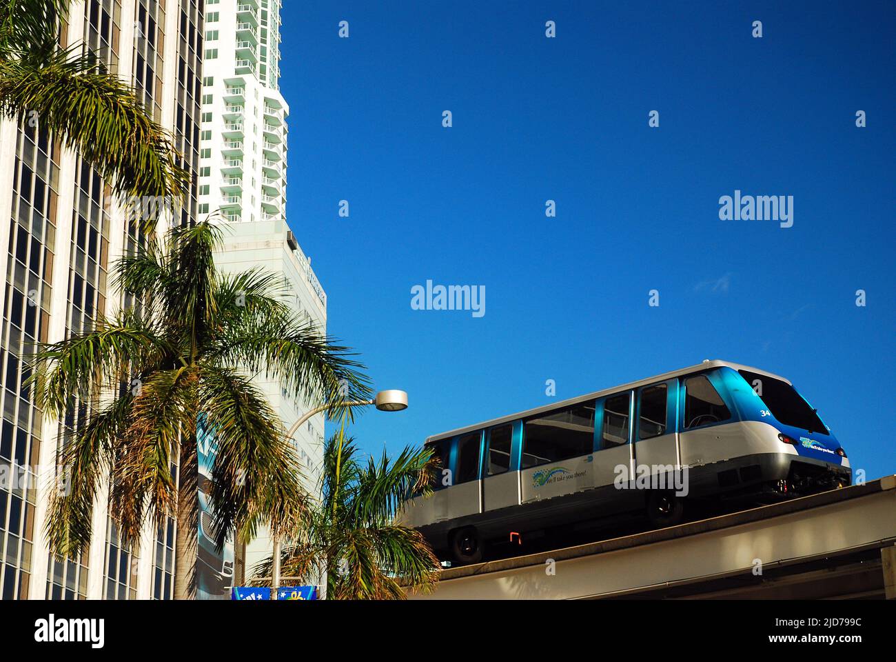 Der Miami Metromover gleitet durch die Innenstadt und bietet kostenlose Fahrten für alle, die das zentrale Geschäftsviertel erkunden möchten Stockfoto