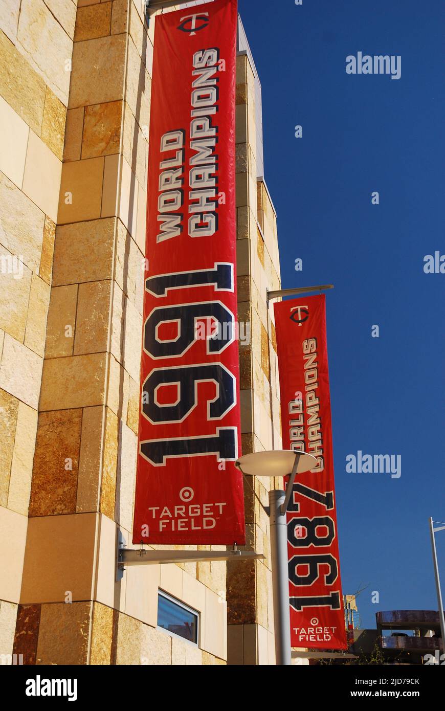 Banner für die Minnesota Twins World Series Championships schmücken die Außenwände des Target Field Stockfoto