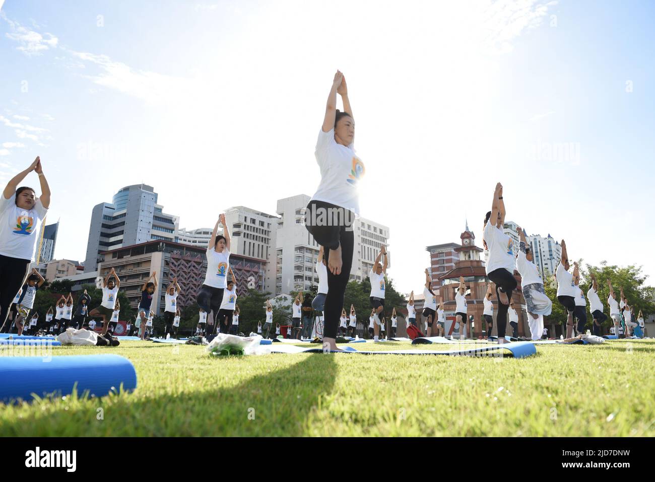 Bangkok, Thailand. 19.. Juni 2022. Der Internationale Tag des Yoga 8., von der indischen Botschaft, Bangkok ab 6:30 Uhr. Auf dem Gelände der Srinakharinwirot University, Soi Sukhumvit 23, Khet Watthana, Krung Thep Maha Nakhon, wo die Regierung die Sektion lockerte, ist die Prävention von covid-19 für Menschen, um zum normalen Leben und zur Krankheit zurückzukehren, endemisch. (Bild: © Teera Noisakran/Pacific Press via ZUMA Press Wire) Bild: ZUMA Press, Inc./Alamy Live News Stockfoto