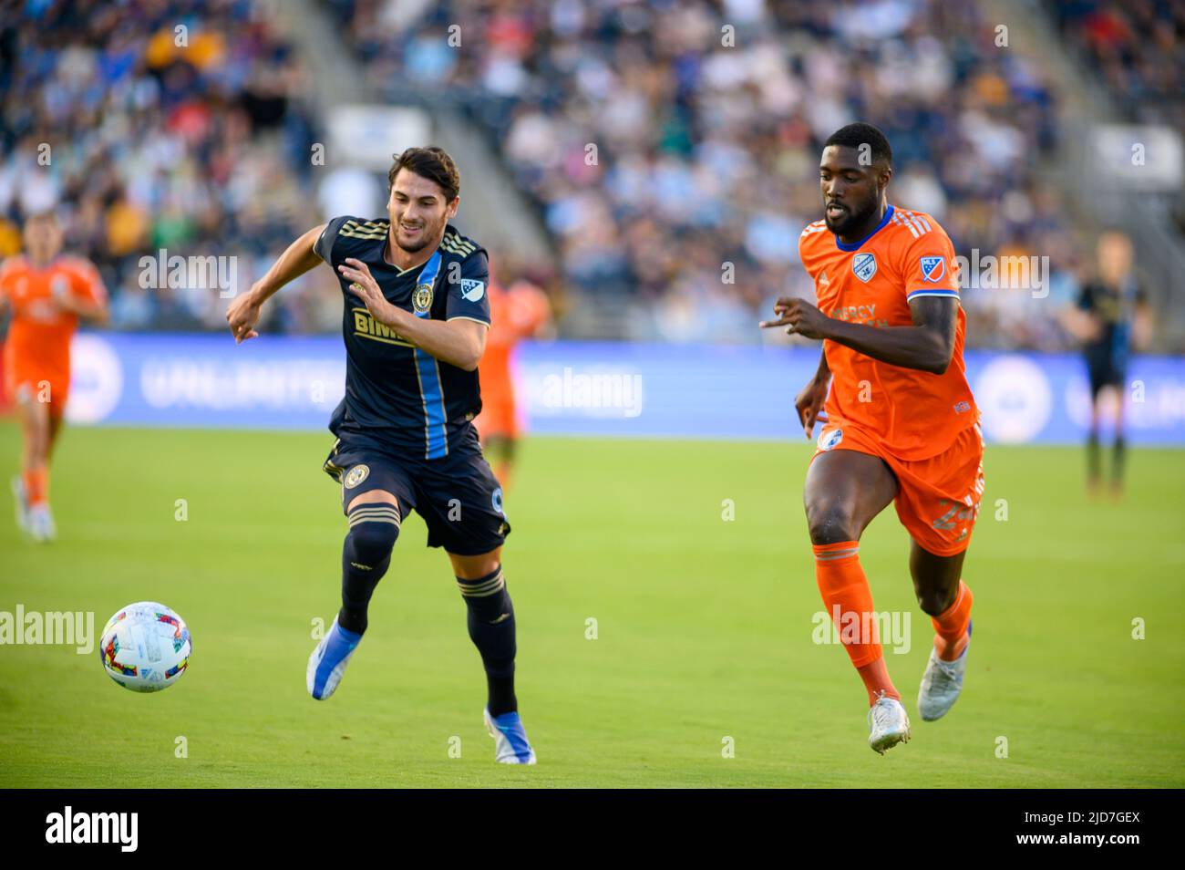 Chester, Pennsylvania, USA. 18.. Juni 2022. Union-Spieler Julian CARRANZA (9) im Einsatz gegen den Cincinnati FC TYLER BLACKETT (24) während des Spiels in Subaru Park. (Bild: © Ricky Fitchett/ZUMA Press Wire) Stockfoto