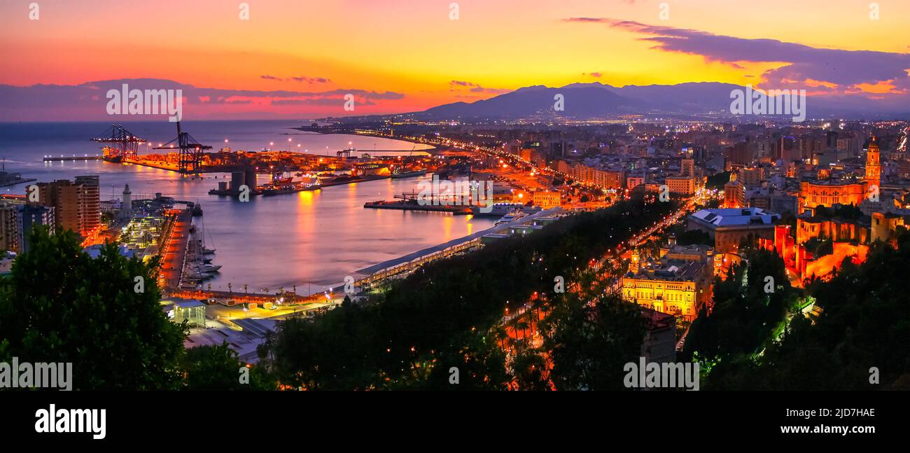 Luftaufnahme der Stadt Malaga bei Sonnenuntergang mit warmen Farben und Stadtlichtern. Stockfoto