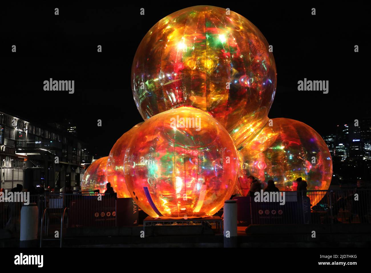 Sydney, Australien. 18.. Juni 2022. Der letzte Tag von Vivid. Vivid Sydney 2022 lief vom 27. Mai bis zum 18. Juni 2022. Im Bild: Ephemerer Ozean. Kredit: Richard Milnes/Alamy Live Nachrichten Stockfoto